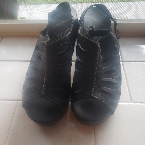 Clogs - Picture 1 of 3